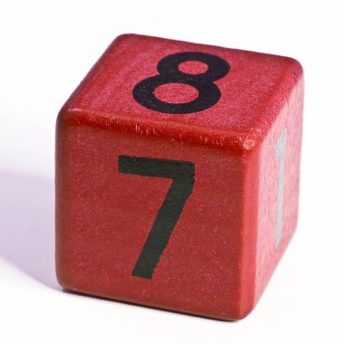 Takvim tarihinin kırmızı tahta küpüne 7 ve 8 numara yazıldı.