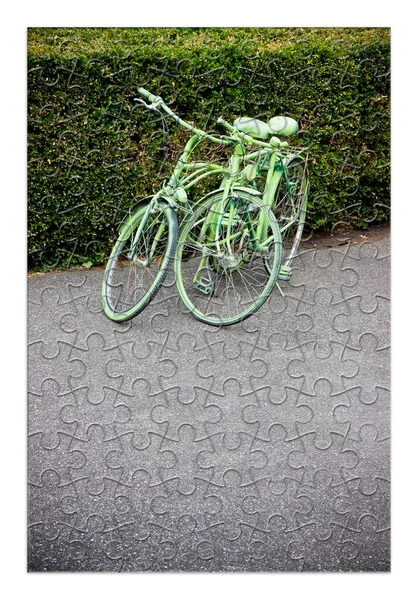 Tamamen Yeşile Boyanmış Iki Eski Bisiklet Yapboz Şeklinde Konsept — Stok fotoğraf