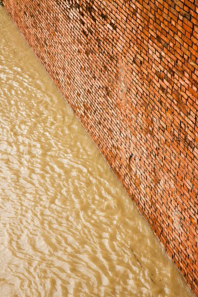 Кирпичная Стена Подачи Воды Концептуальное Изображение — стоковое фото