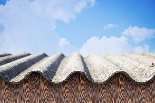 Παλαιωμένη Επικίνδυνη Οροφή Από Κυματοειδή Πάνελ Αμιάντου Ένα Από Πιο — Φωτογραφία Αρχείου