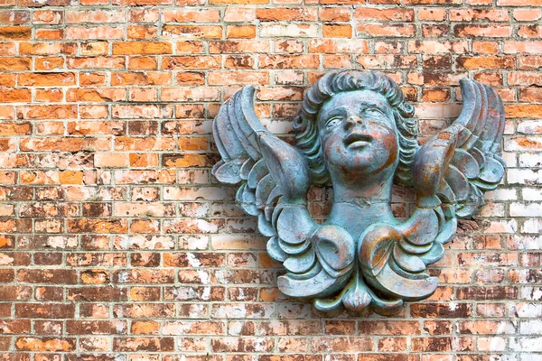Drewniana Rzeźba Włoskiego Anioła Ceglanej Ścianie Obraz Przestrzenią Kopiowania — Zdjęcie stockowe