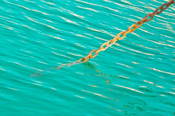 Sudan çıkan eski paslı metal zincir - konsept görüntü.