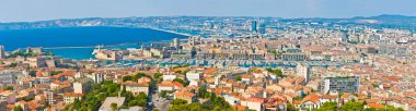 Notre Dame de la Garde (Avrupa - Fransa) Bazilika Kilisesi 'nden eski Marsilya limanının panoramik görüntüsü, görünür ve tanınabilir her marka ve logo kaldırıldı..