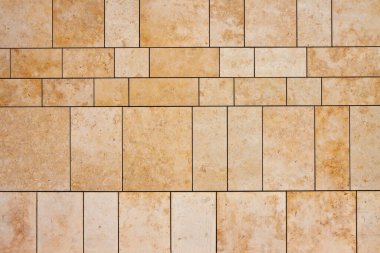 Yeni modern havalandırmalı taş duvar geniş eklemli farklı dikdörtgen şekilli bloklardan yapılmış.