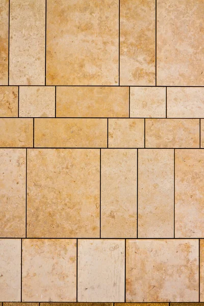 Yeni modern havalandırmalı taş duvar geniş eklemli farklı dikdörtgen şekilli bloklardan yapılmış.