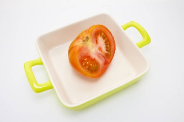 Seramik bir kabın içinde dilimlenmiş taze domates - konsept görüntü.