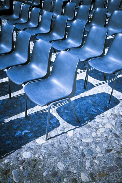 户外电影院 有塑料椅子 有一排色调 有复制空间的图像 — 图库照片