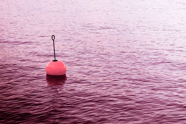 Bouy Vermelho Plástico Isolado Uma Água Calma Imagem Conceito Com — Fotografia de Stock