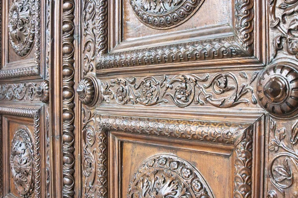 Détail Une Vieille Porte Italienne Sculptée Bois Avec Des Décorations — Photo