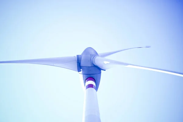 Wind Turbine Koncept Hög Nyckel Och Tonad Bild — Stockfoto