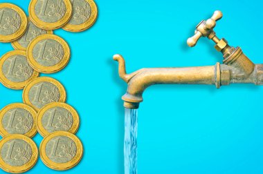 İçme suyunun maliyeti - Avro paralı eski bir pirinç musluğu ile kavram