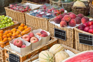İtalyan pazarında sergilenen organik tarımdan renkli taze meyveler