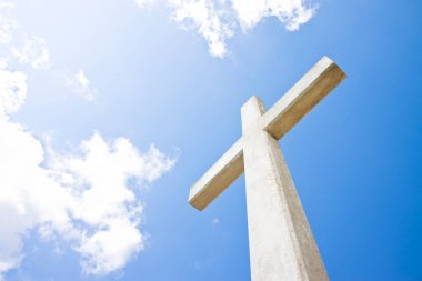 Parlak bir gökyüzüne karşı Beton hıristiyan çapraz - kopya alanı ile kavram görüntü