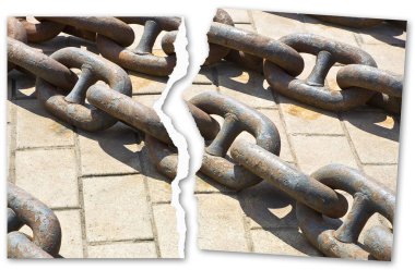 Zincirleri kırmak - eski paslı bir metal zincirin yırtılmış fotoğrafıyla konsept