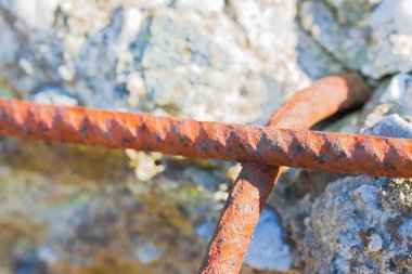 Yıkılması gereken hasarlı ve paslı metalik takviyeli eski güçlendirilmiş beton yapı