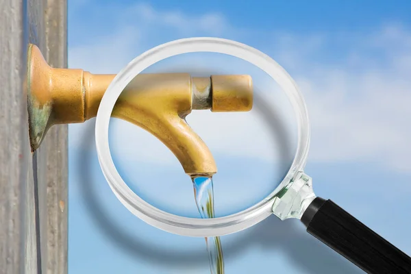 Controle Van Zuiverheid Kwaliteit Van Drinkwater Concept Met Een Waterkoperen — Stockfoto