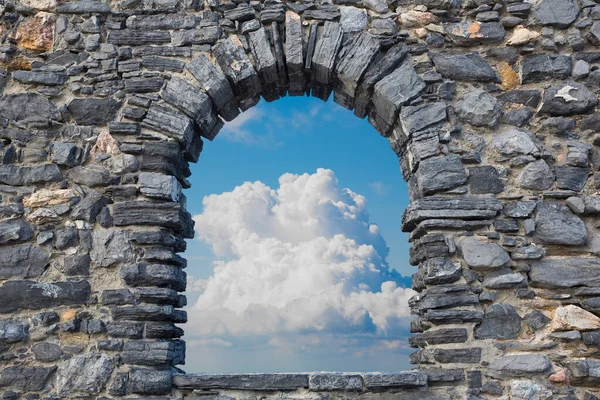 Вид Хмарне Небо Старого Кам Яного Вікна Концепт Свободи — стокове фото