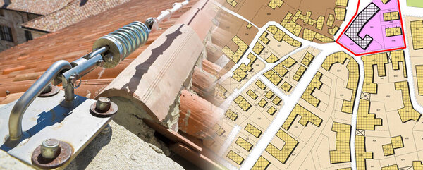 Горизонтальная система защиты от падения с нержавеющим кабелем inox на терракотовой крыше, используемая для предотвращения опасности падения - концепция с воображаемым городом ma