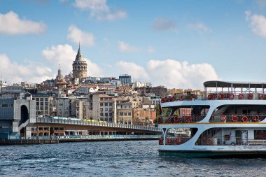 İstanbul-Türkiye yolcu uçağıyla 14. yüzyıldan kalma ünlü Galata Kulesi ve Boğaz 'dan Galata Köprüsü manzarası