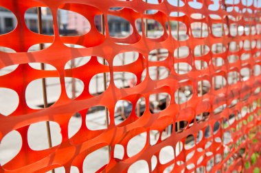 İnşaat alanlarında inşaat faaliyetlerini sınırlamak için plastik güvenlik şebekesi