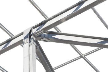 Sütunlar, çelik kirişler ve galvanizli çelik cıvatalarla siyah arka planda yeni bir precast çelik yapının ayrıntıları