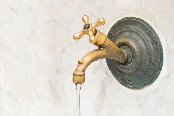Деталь Старого Водяного Латунного Крана Текущей Питьевой Водой — стоковое фото