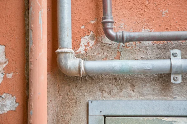 Tubos Metálicos Agua Gas Viejos Fijados Frente Una Pared — Foto de Stock