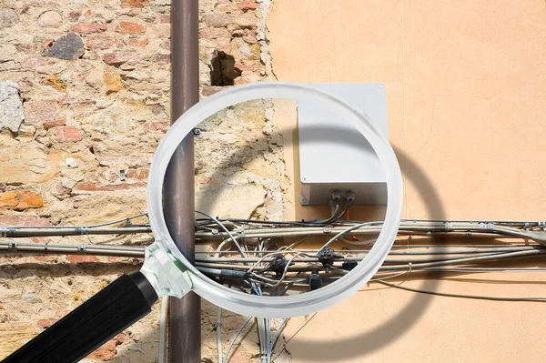 Búsqueda Daños Cables Eléctricos Telefónicos Una Pared Exterior Edificio Antiguo —  Fotos de Stock