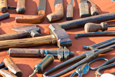 Bit pazarında paslı bir İtalyan iş aleti..