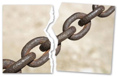 Zincirleri kırmak - eski paslı metal bir zincirin yırtılmış fotoğrafı ile kavram 