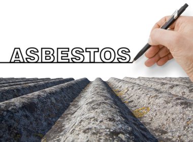 Eski, kıvrımlı asbest panellerden yapılmış çatı - binalarda ve inşaat sektöründe tehlikeli malzemeler - asbest yazı kavramı
