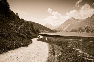 Yukarı Lokomotif Vadisi 'ndeki Sils Gölü çevresindeki manzara - İsviçre - Avrupa