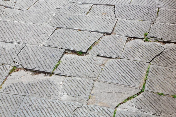 Alte Und Beschädigte Geschnitzte Pflastersteine Aus Gemeißelten Grauen Sandsteinblöcken Einer — Stockfoto