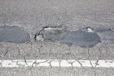 Çatlak, kırık ve hasarlı asfalt yol ayrıntıları