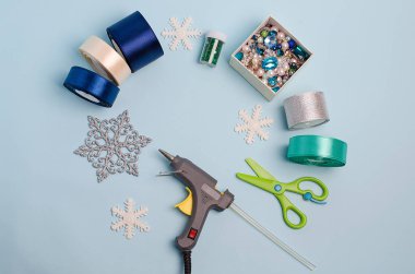 DIY. Bunu kendin yapmak için tüm aletler. Makas, yapıştırıcı, kurdele, kar taneleri, boncuklar, koniler. Yeni yıl ve kış için el işleri. Kışın el yapımı..