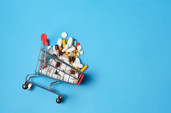 Winkelwagen Trolley Met Diverse Medicijnen Pillen Blauwe Medische Achtergrond Onderwerp — Stockfoto