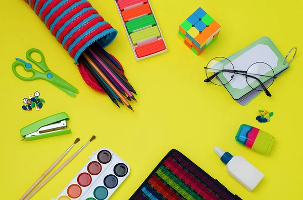 Zurück Zur Schule Schulbedarf Schere Schreibtischknöpfe Hefter Pinsel Farben Notizbuch — Stockfoto