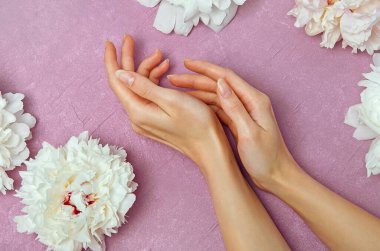 2022 renginin arka planına karşı bakımlı elleri ve manikürü olan güzel eller, şakayıkların arka planına çok uygun.