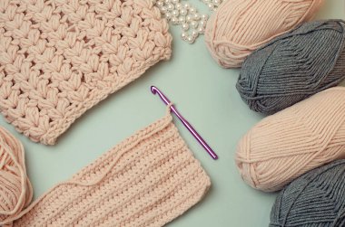 Kendi ellerinle örgü ördün. Pembe ve gri iplikler ördün. Örgü eşarp. Örgü örme kuralları. Yaratıcılık dersleri. Karantina sırasındaki kış aktiviteleri..