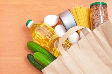 Yemek servisi. Kağıt ekolojik pakette yiyecek, yağ, salatalık, konserve yiyecek, karabuğday lapası, makarna, yumurta. Bağış. Gönüllü.