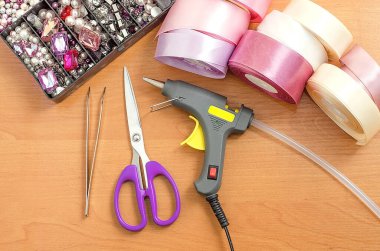 Adım adım talimat. Rosette saten kurdeleden yapılmış. El yapımı el sanatları. Şeftali arkaplan. Pembe renkler, pembe kurdeleler. Yaratılış. Kurdeleden, kumaştan on sentlik çiçekler. Adım 1