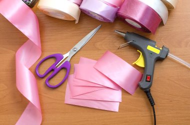 Adım adım talimat. Rosette saten kurdeleden yapılmış. El yapımı el sanatları. Şeftali arkaplan. Pembe renkler, pembe kurdeleler. Yaratılış. Kurdeleden, kumaştan on sentlik çiçekler. Adım 2