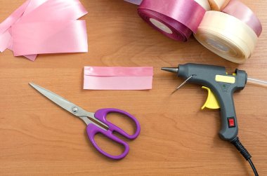 Adım adım talimat. Rosette saten kurdeleden yapılmış. El yapımı el sanatları. Şeftali arkaplan. Pembe renkler, pembe kurdeleler. Yaratılış. Kurdeleden, kumaştan on sentlik çiçekler. Adım 3