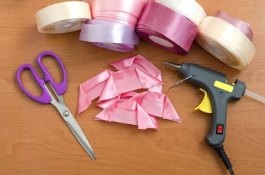 Adım adım talimat. Rosette saten kurdeleden yapılmış. El yapımı el sanatları. Şeftali arkaplan. Pembe renkler, pembe kurdeleler. Yaratılış. Kurdeleden, kumaştan on sentlik çiçekler. Beşinci adım.