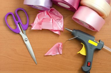 Adım adım talimat. Rosette saten kurdeleden yapılmış. El yapımı el sanatları. Şeftali arkaplan. Pembe renkler, pembe kurdeleler. Yaratılış. Kurdeleden, kumaştan on sentlik çiçekler. 7. Adım