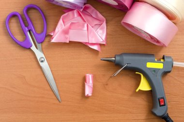 Adım adım talimat. Rosette saten kurdeleden yapılmış. El yapımı el sanatları. Şeftali arkaplan. Pembe renkler, pembe kurdeleler. Yaratılış. Kurdeleden, kumaştan on sentlik çiçekler. 8. Adım