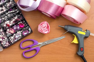 Adım adım talimat. Rosette saten kurdeleden yapılmış. El yapımı el sanatları. Şeftali arkaplan. Pembe renkler, pembe kurdeleler. Yaratılış. Kurdeleden, kumaştan on sentlik çiçekler. 12. Adım