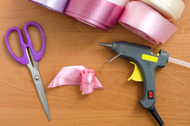 Adım adım talimat. Rosette saten kurdeleden yapılmış. El yapımı el sanatları. Şeftali arkaplan. Pembe renkler, pembe kurdeleler. Yaratılış. Kurdeleden, kumaştan on sentlik çiçekler. 11. adım