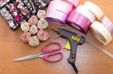 Adım adım talimat. Rosette saten kurdeleden yapılmış. El yapımı el sanatları. Şeftali arkaplan. Pembe renkler, pembe kurdeleler. Yaratılış. Kurdeleden, kumaştan on sentlik çiçekler. 13. adım