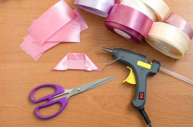 Adım adım talimat. Rosette saten kurdeleden yapılmış. El yapımı el sanatları. Şeftali arkaplan. Pembe renkler, pembe kurdeleler. Yaratılış. Kurdeleden, kumaştan on sentlik çiçekler. 4. Adım